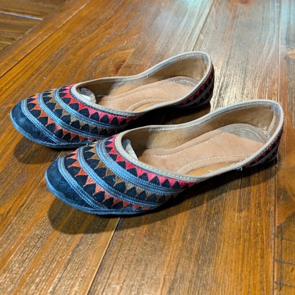 EUC Slip On Flat With Emroidered Details Women's Size 9